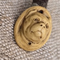hundehoved-praeget-i-plastikmateriale-eller-gammelt-bakkelit
